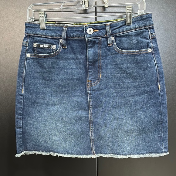 DKNY Jeans Mid Rise,A-line,frayed hem,pockets,stretch sits at natural waist - Picture 1 of 8